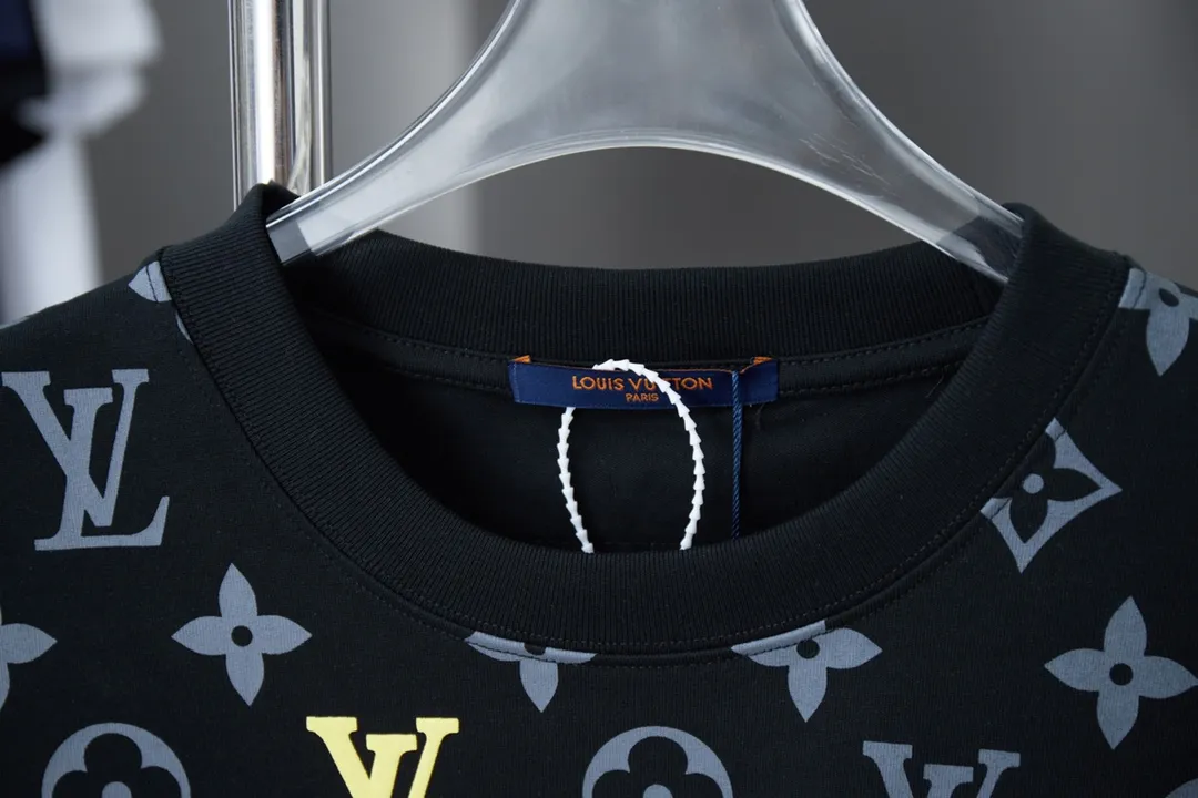 🅿️190 Louis LV 25ss new early spring short-sleeved short sleeves with full-bottom printed foam letters. Light luxury. A must-have item for men and women for daily commuting. Correct version. Welcome to compare. Detailed features · 320g 100% cotton double yarn jersey fabric · Digital direct-injection cloth dyeing and printing logo pattern · Color gradient LV letters three-dimensional foam · Double-needle stitching and cross-stitching technology · Original main mark, washable tag, brand moisture-proof paper packaging Color: black/white Size: S/M/L/XL